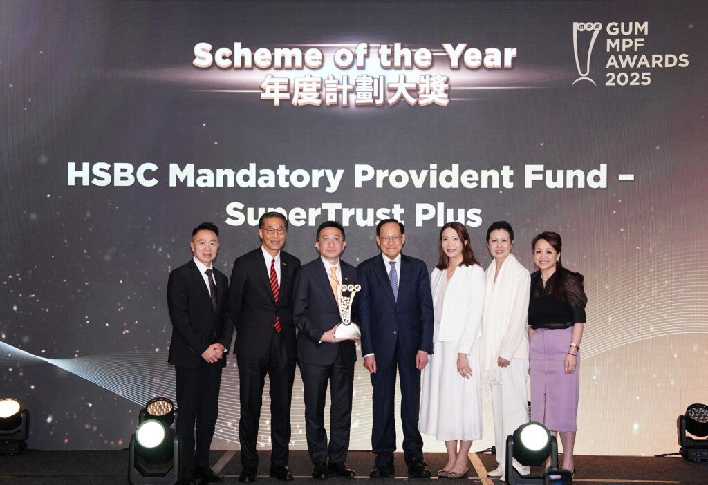 The HSBC team received the “Scheme of the Year Award” on stage.